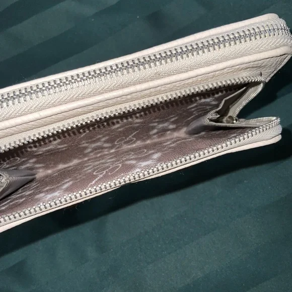 Jessica Simpson Taupe Bow Back Zip Wallet Wristlet 8” X 4.5” X 1” NWOT - Picture 6 of 16